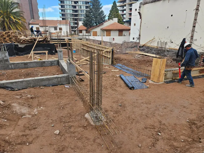 Armaduras de hierro para columnas y vigas de fundación montadas en el terreno