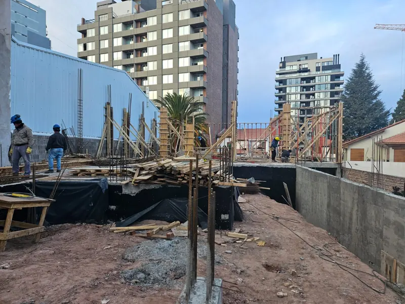 Encofrado de columnas y muro de hormigón durante la etapa de fundaciones