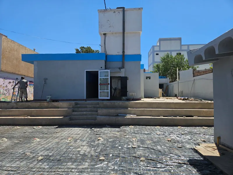 Patio escolar en ejecución con contrapiso y malla de hierro antes del colado