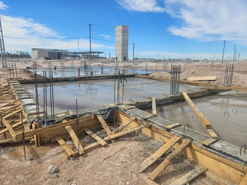 Encofrados de madera y bases de hormigón de las fundaciones del data center