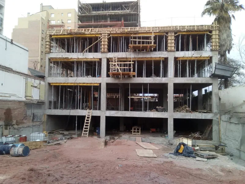 Three-level reinforced concrete structure with formwork and steel props