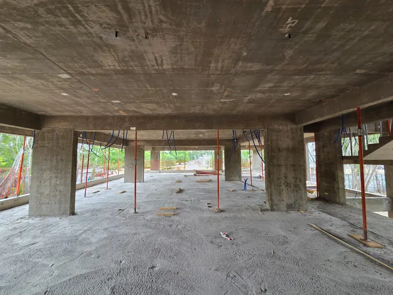 Floor interior with reinforced concrete slab and columns and steel props