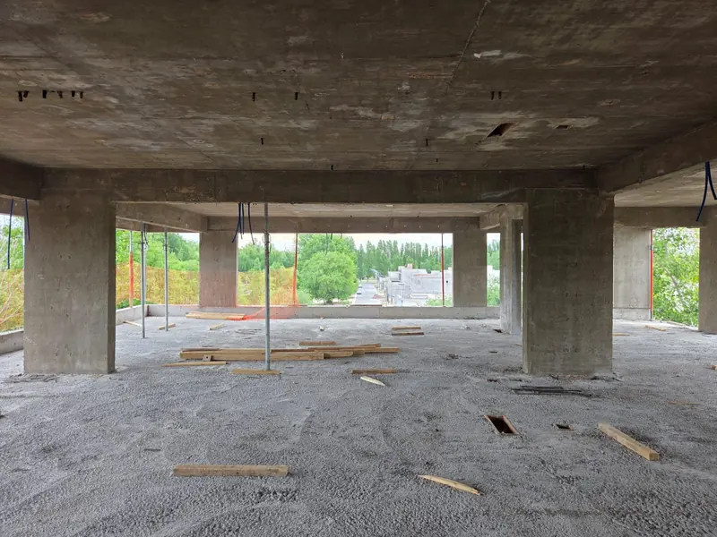 Open floor plate with reinforced concrete columns and slab and openings to the outside