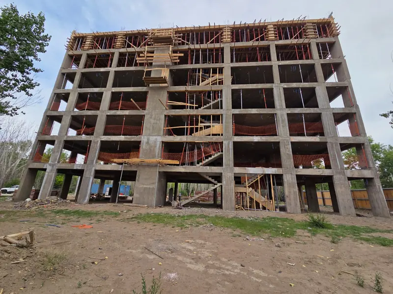 Reinforced concrete structure of the high-rise with formwork on the top level