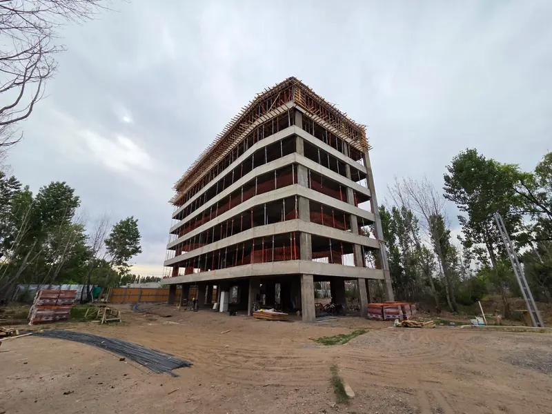 Angled view of the reinforced concrete building with formwork on the top level