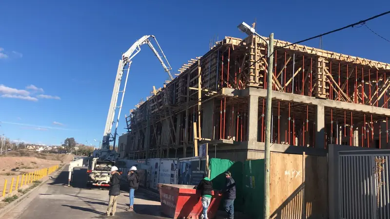 Slab pour with a concrete boom pump over propped timber formwork