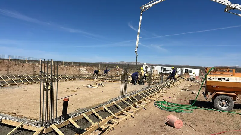 Hormigonado con bomba sobre las armaduras de fundación encofradas en el terreno de la obra
