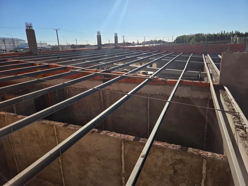 Estructura metalica del techo en montaje, vista desde el interior