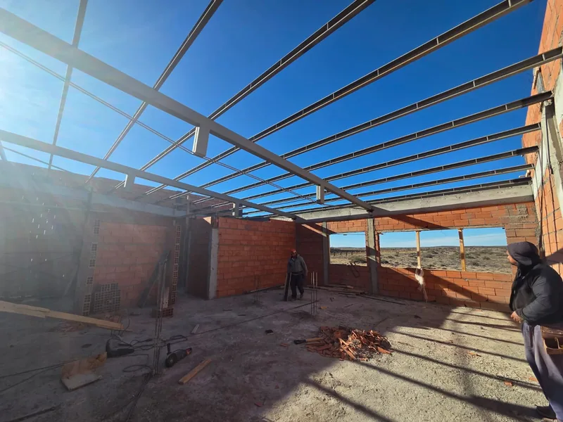 Estructura metalica del techo terminada, vista desde el interior del edificio