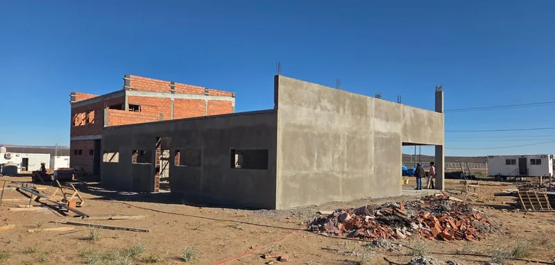 Edificio en obra visto desde el terreno, con el frente de mamposteria