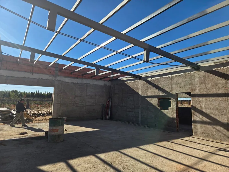 Estructura metalica del techo terminada, vista interior con operario