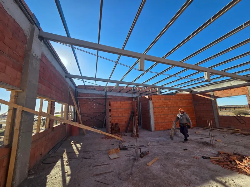 Interior del edificio con la estructura metalica del techo terminada