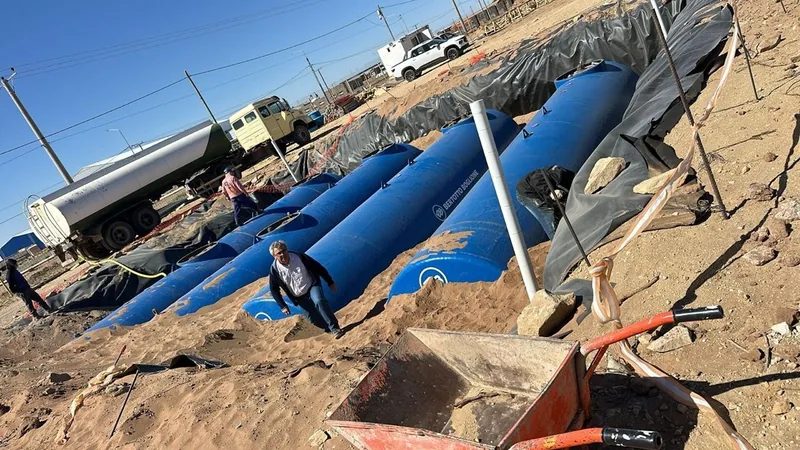 Tanques subterraneos de combustible acopiados junto a la excavacion