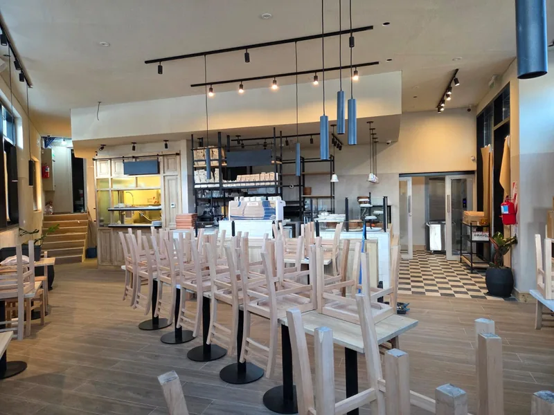 Barra alta con banquetas de madera, salon terminado