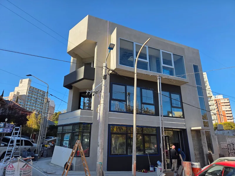 Edificio en construccion, fachada de hormigon con aberturas