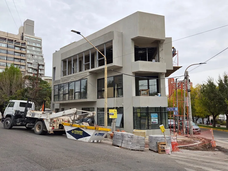 Edificio en construccion junto a un camion grua
