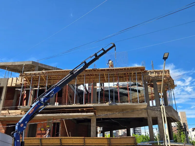 Estructura de hormigon y madera en obra, con grua trabajando