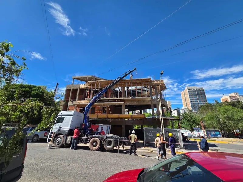 Edificio en obra con grua y estructura de madera del entrepiso