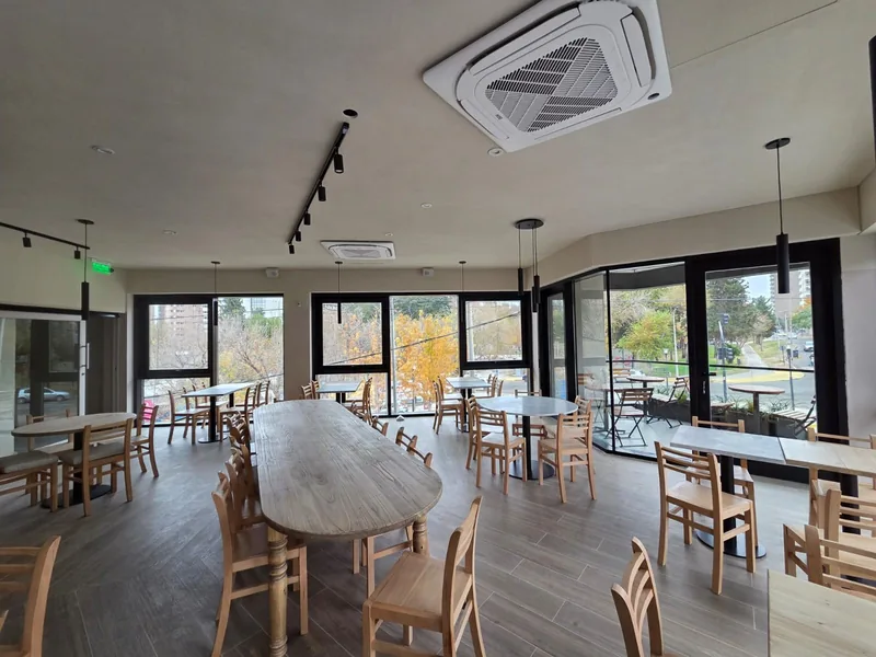 Salon terminado con mesa comunitaria de madera
