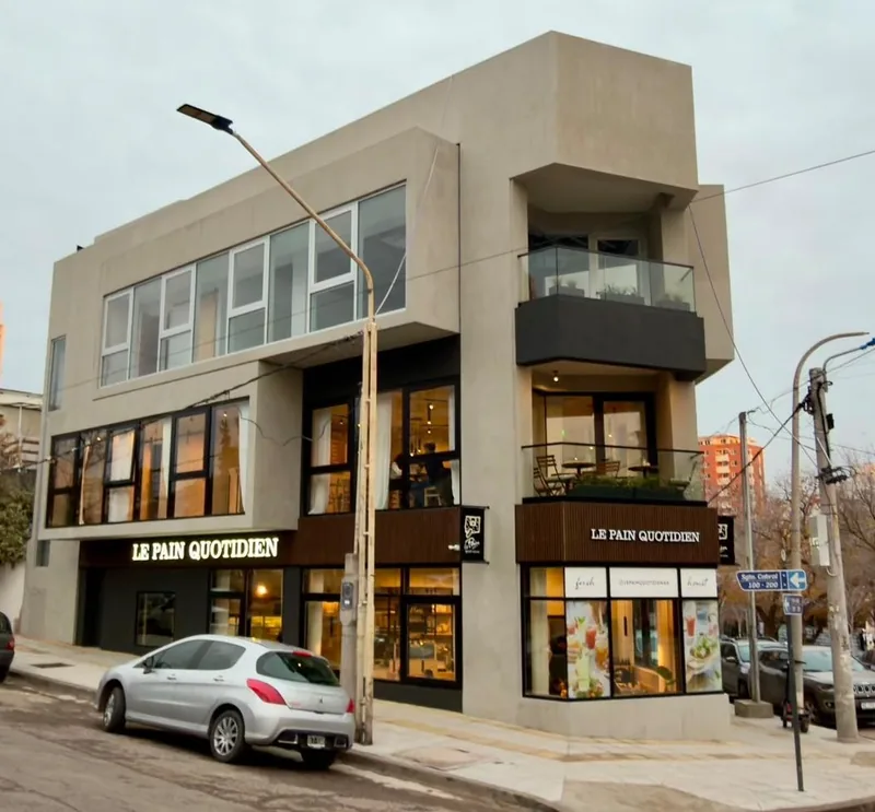 Fachada terminada del local, con el cartel de Le Pain Quotidiem