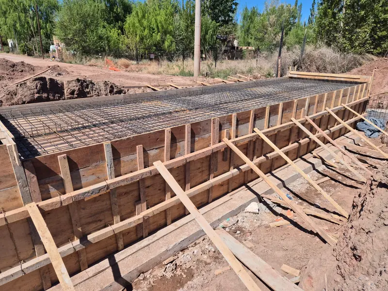 Steel mesh over timber formwork ready to receive the concrete