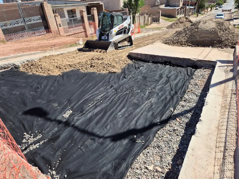 Vereda de hormigon con membrana impermeable antes del asfaltado