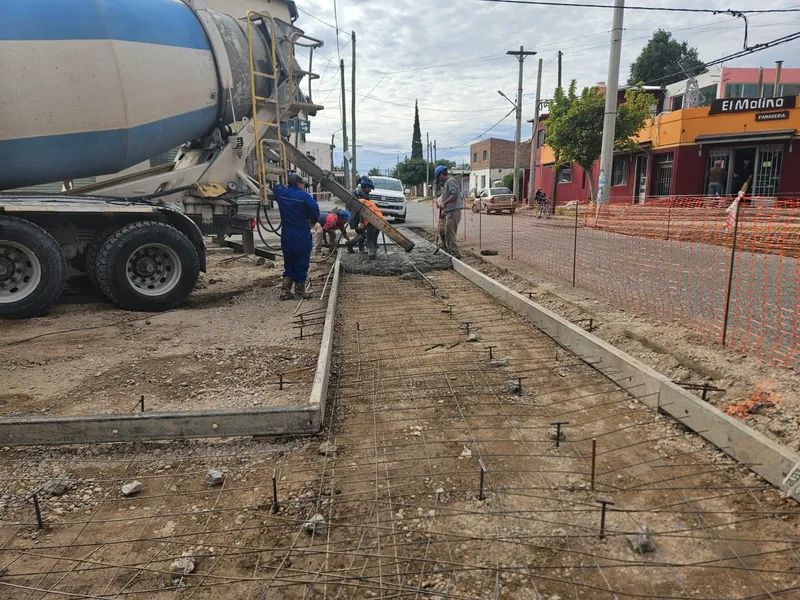 Cordon cuneta de hormigon recien terminado en una calle de barrio