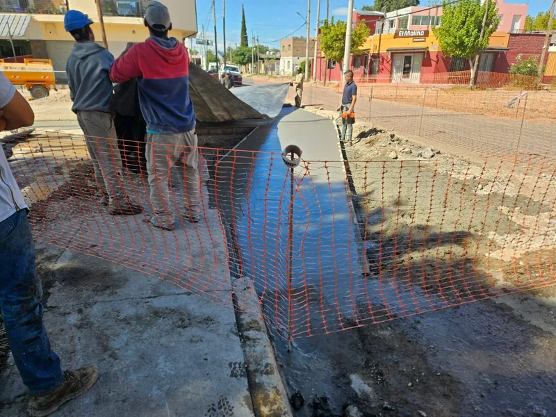 Operarios terminando a mano un tramo de cordon cuneta