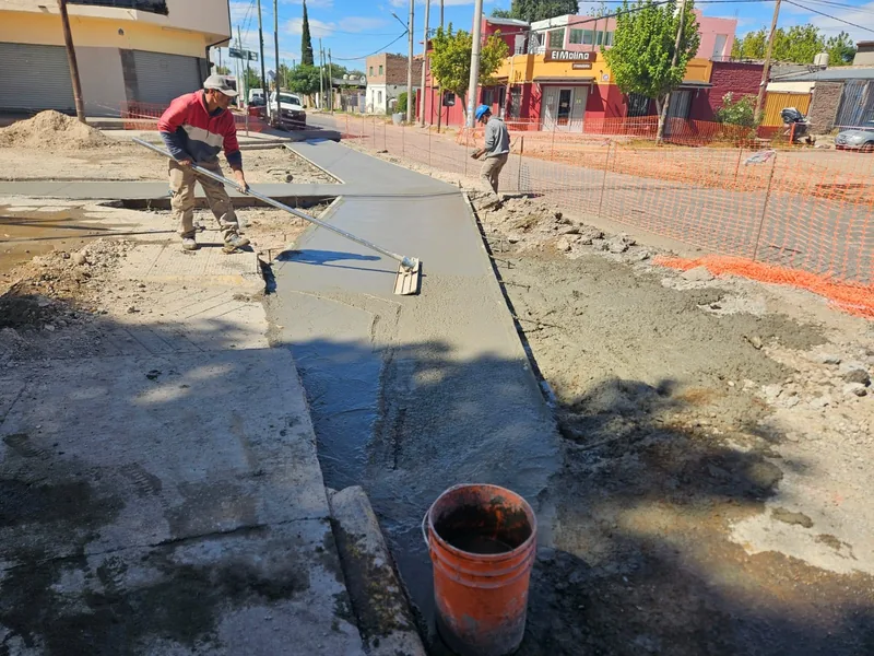 Vereda de hormigon terminada junto a un cordon cuneta