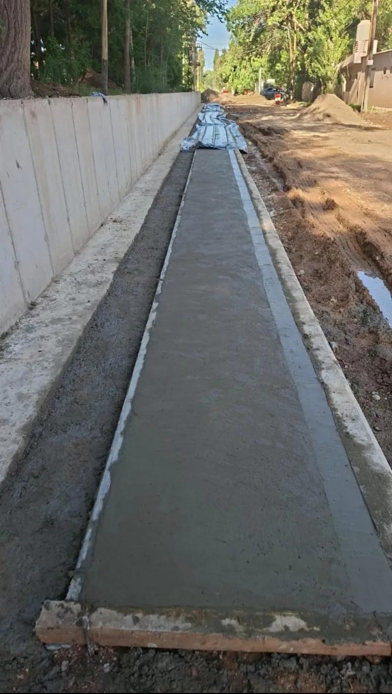 Canal de hormigon armado terminado, visto en toda su extension