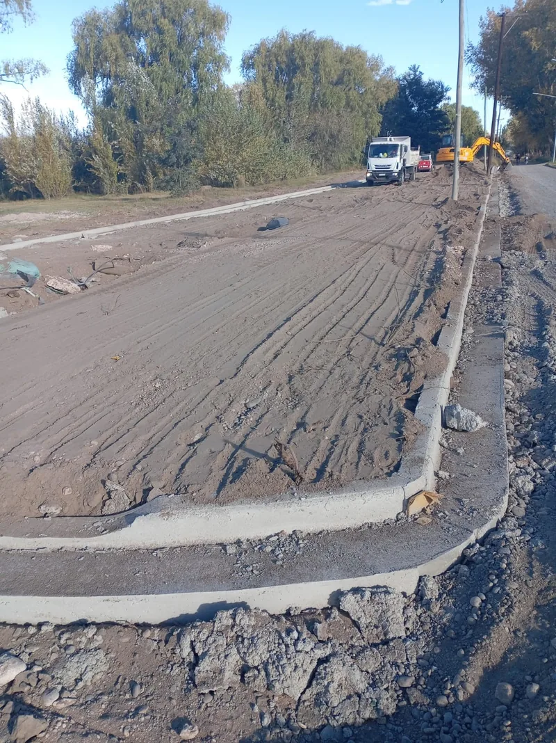 Calle de tierra nivelada para el bacheo, con el cordon nuevo al costado