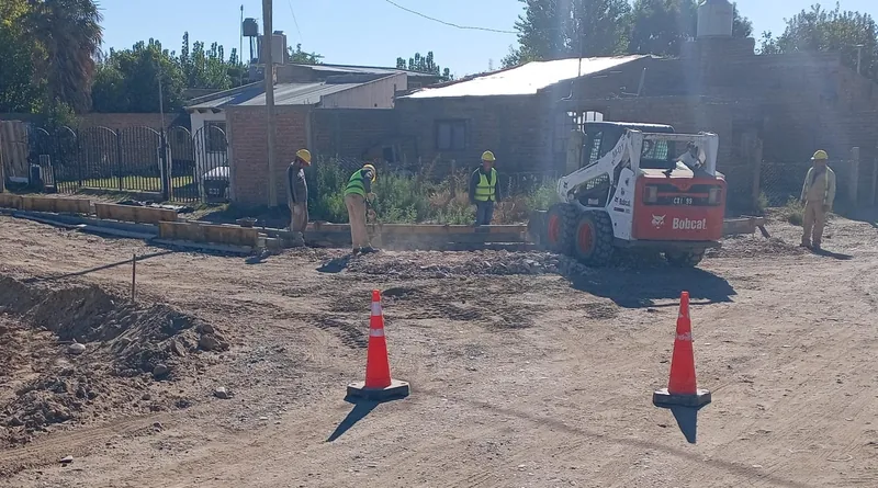 Tramo de calle recien hormigonado, con conos de senalizacion