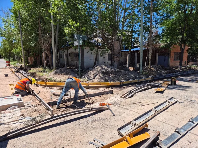 Materiales y herramientas acopiados junto a la obra en un barrio