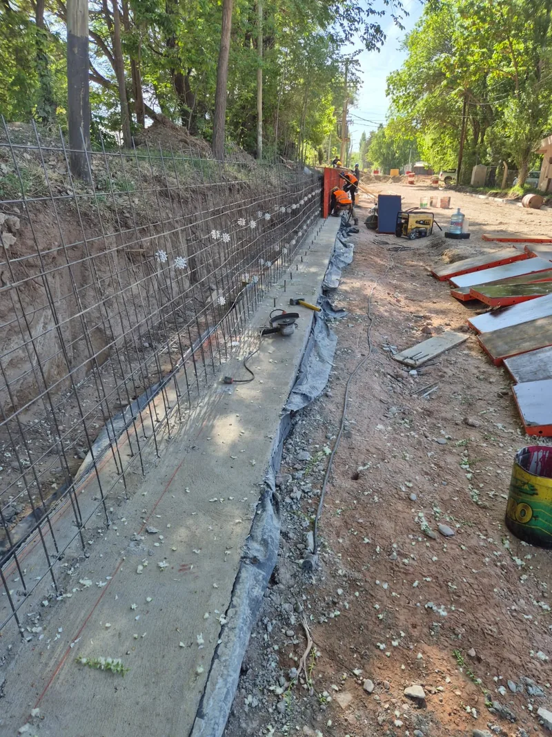 Canal de hormigon armado terminado, con el barrio de fondo