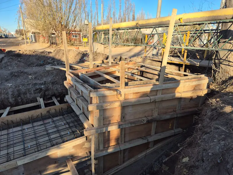 Timber formwork and reinforcement of a concrete chamber inside the trench