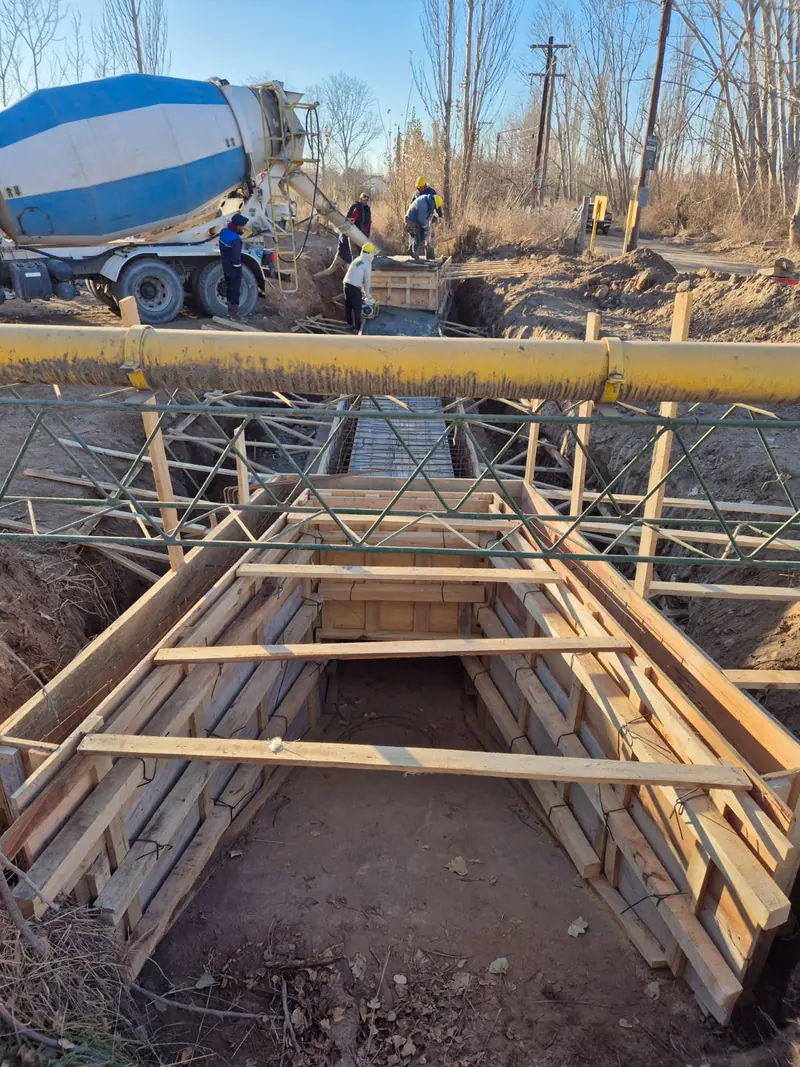 Formwork to the inverted siphon chamber with mixer truck discharging into the trench