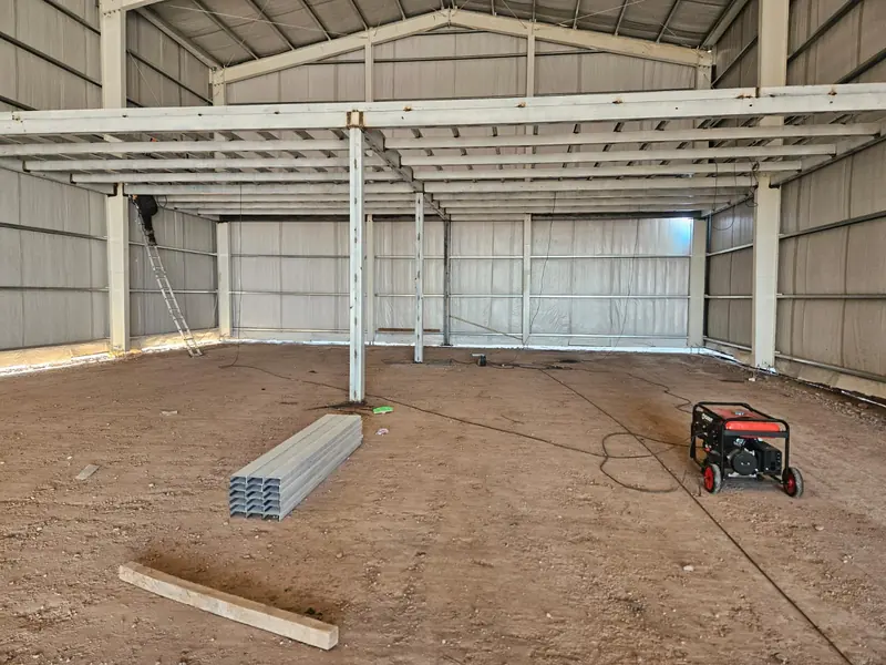 Interior de nave industrial con estructura metálica y cerramiento de chapa