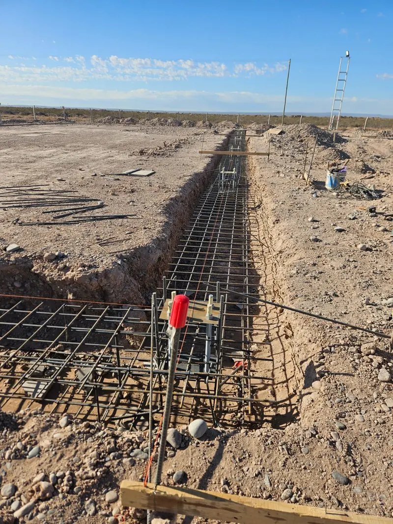 Viga de fundación armada dentro de la zanja sobre terreno preparado