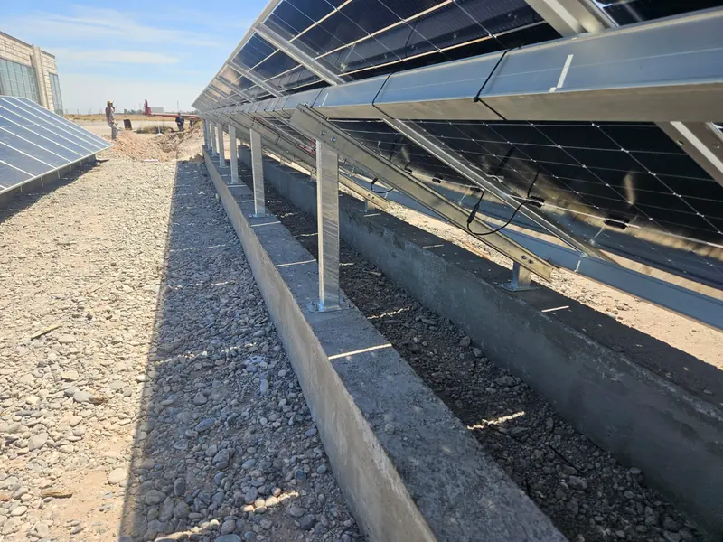 Paneles solares montados sobre bases corridas de hormigón en el predio