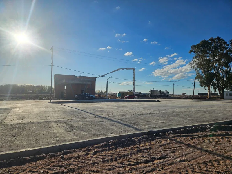 Platea de hormigon terminada, vista panoramica con sol de frente