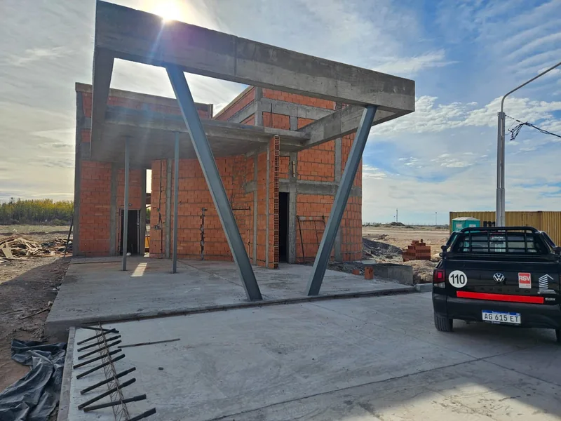Garita de acceso terminada, estructura de hormigon visto con techo inclinado