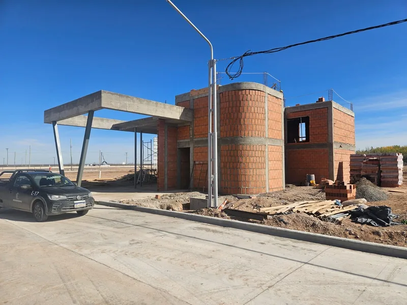 Garita de acceso terminada, vista frontal con vehiculo en el ingreso