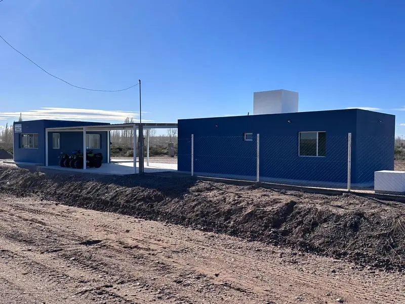 Posta policial terminada con fachada pintada en azul y galería lateral