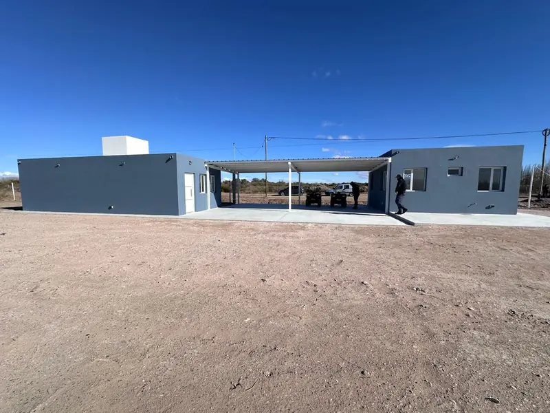 Vista frontal del edificio terminado con galería central de estructura metálica