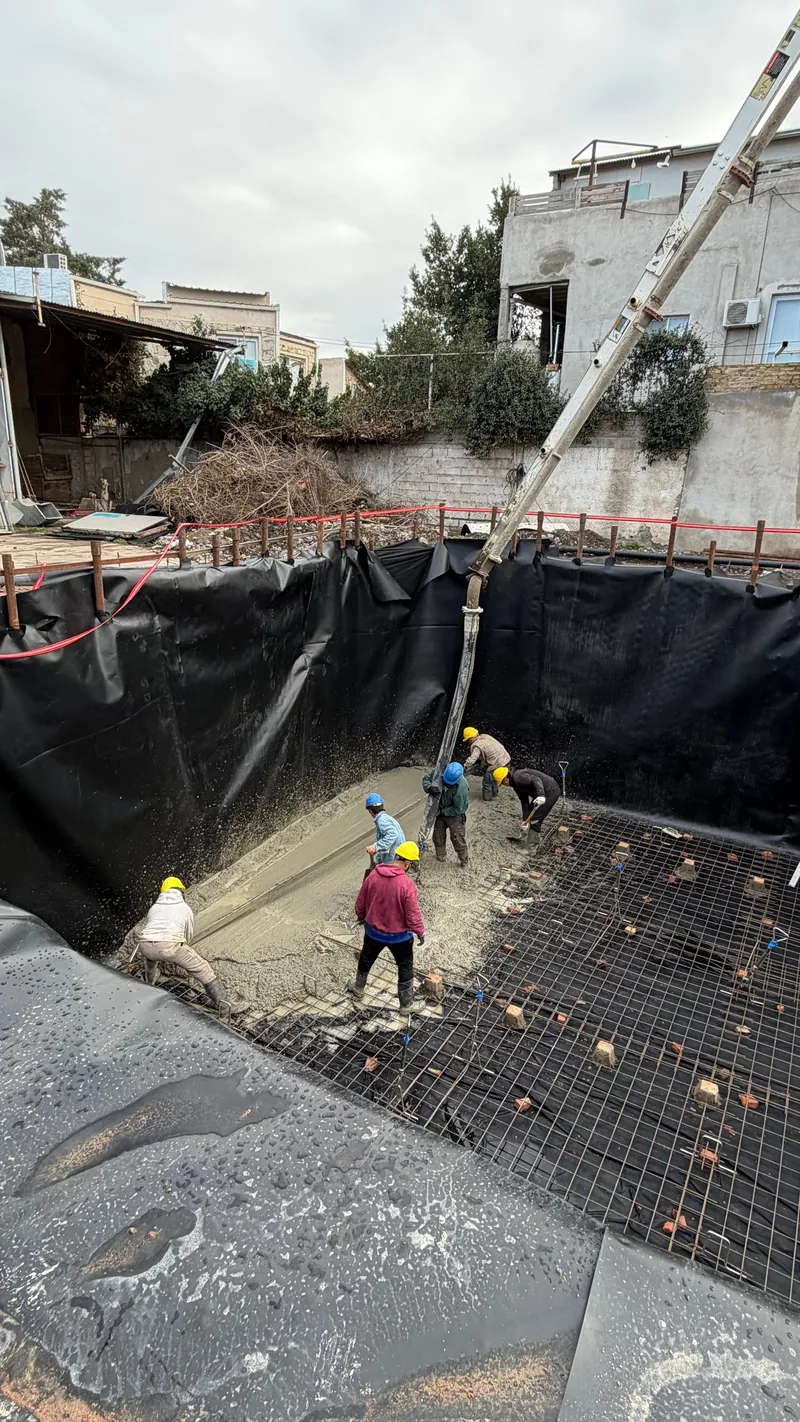 Cuadrilla de operarios trabajando en la excavacion impermeabilizada