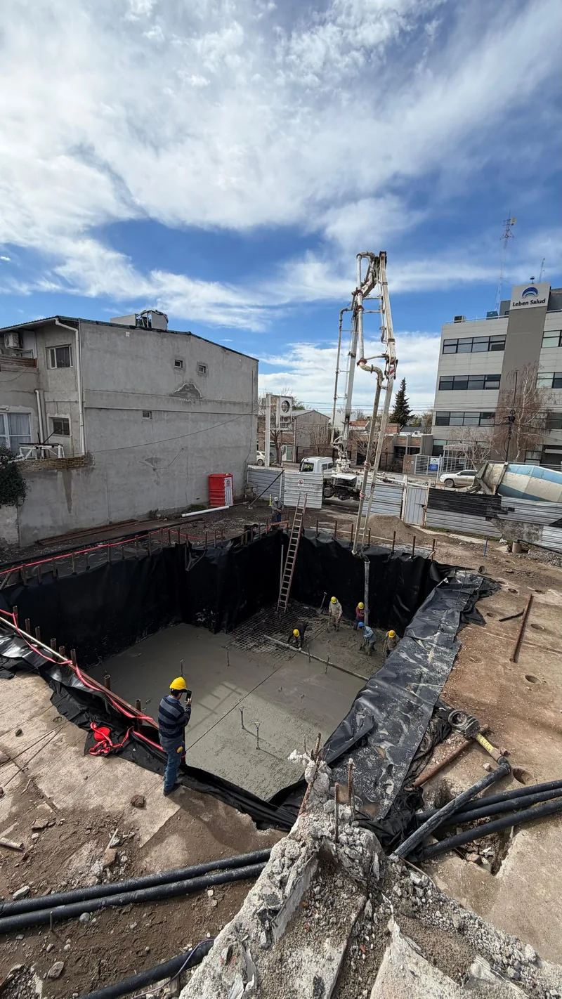 Excavacion para tanques vista desde arriba, con el barrio de fondo