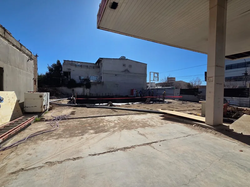 Platea de hormigon terminada bajo la marquesina existente