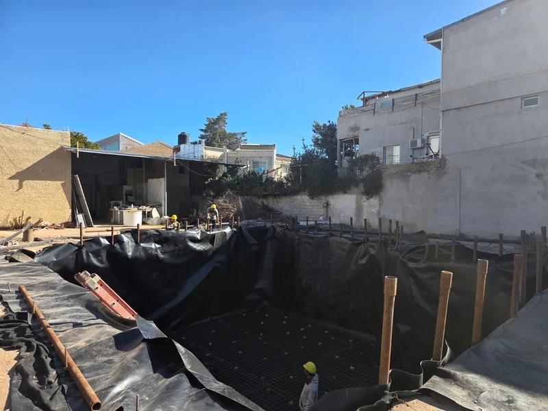Excavacion impermeabilizada junto a las medianeras del predio