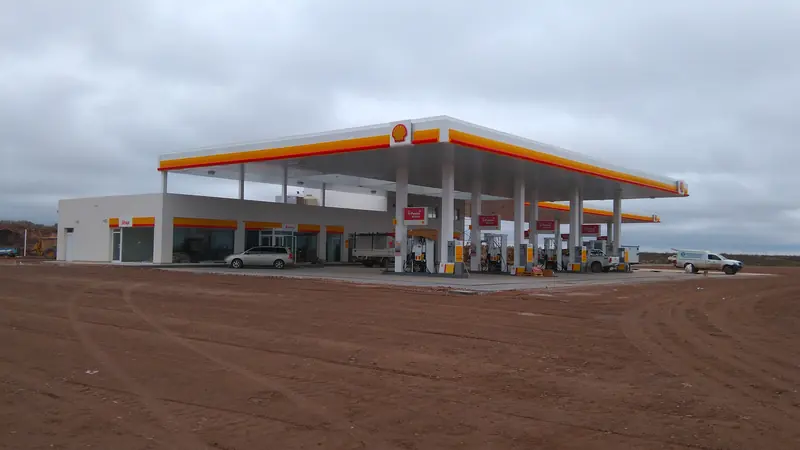Frente de la estación Shell terminada con marquesina, tienda y playa de despacho
