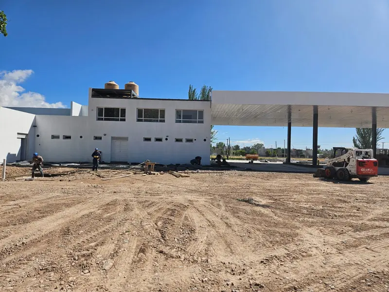 Vista general del edificio de la estación terminado y la playa techada, con el terreno sin pavimentar